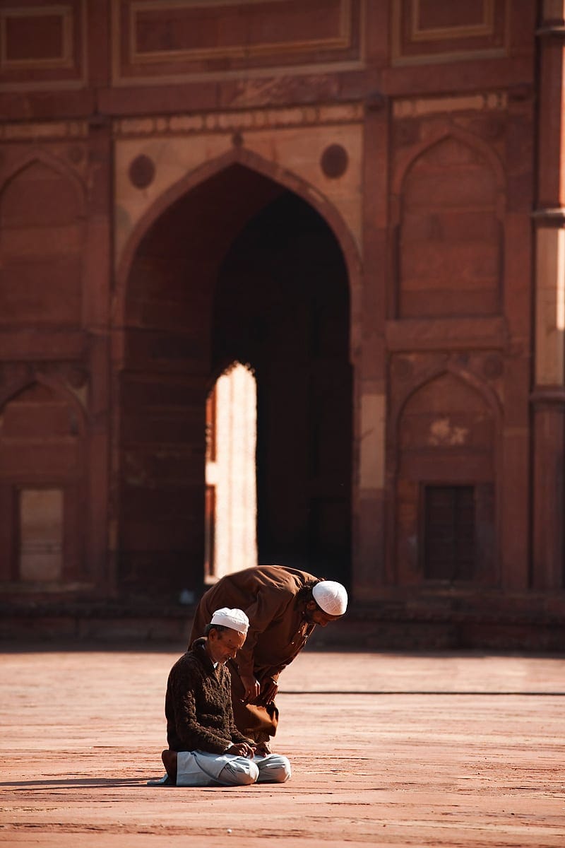 091223_fatehpur_sikri_jama_masjid_courtyard_muslim_men_praying_travel_photography_MG_7951