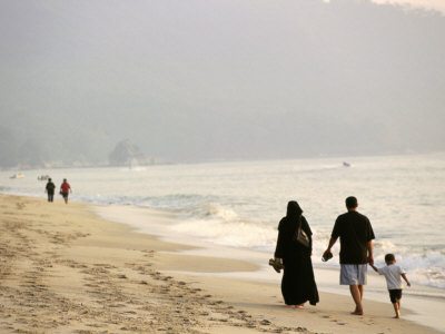 eightfish-muslim-family-from-saudi-arabia-stroll-along-the-beach-of-penang