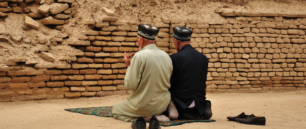 2 people praying together