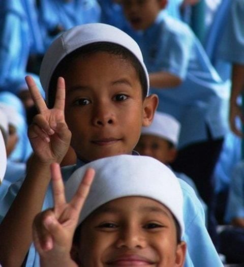 muslim-boys-peace-sign