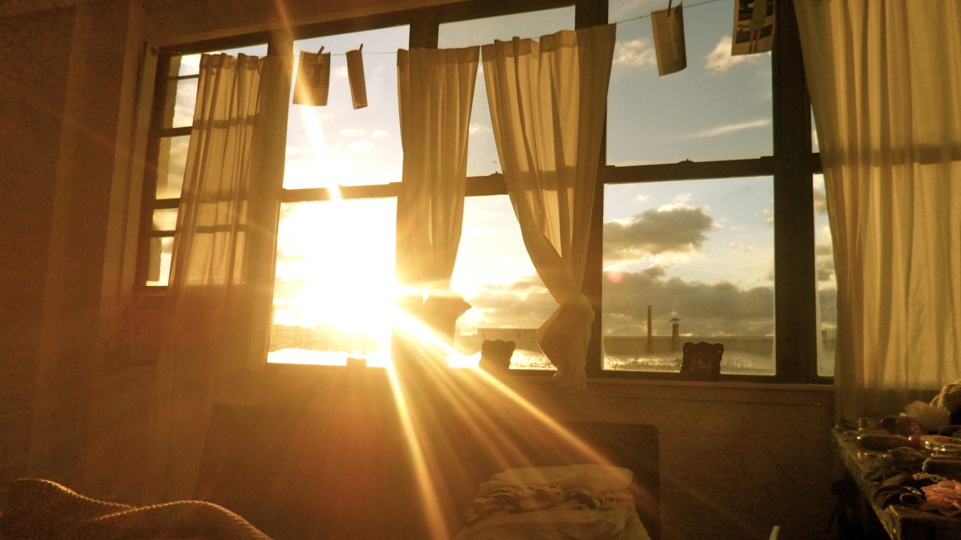 Яркое солнце светит в окна домов