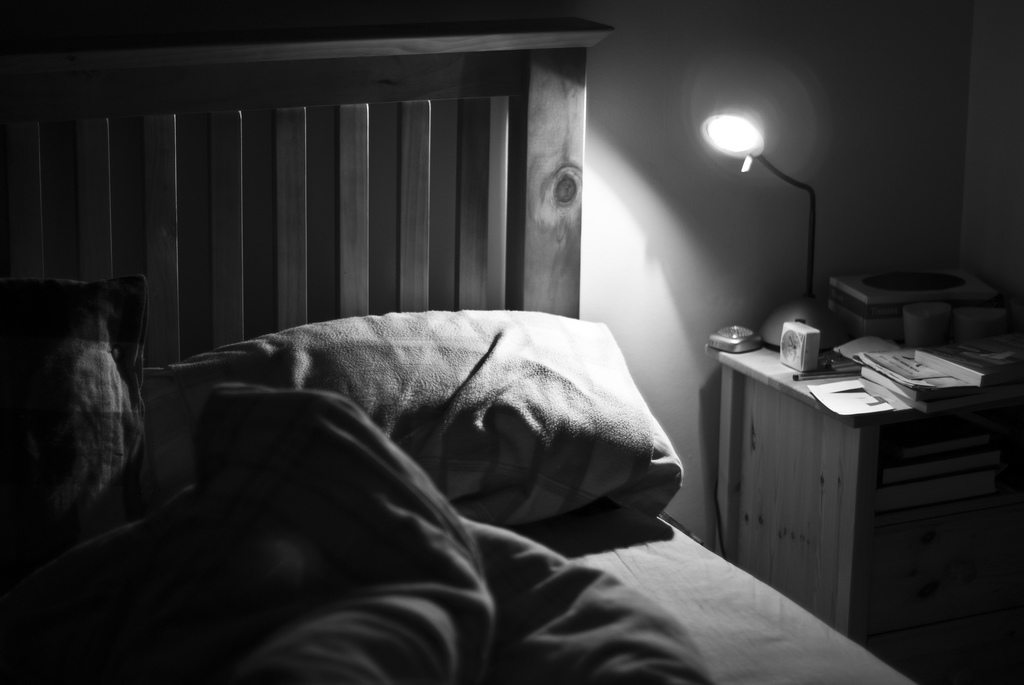 Сон эстетика. Человек в кровати ночью. Мужчина в темной комнате. Комната грусти.