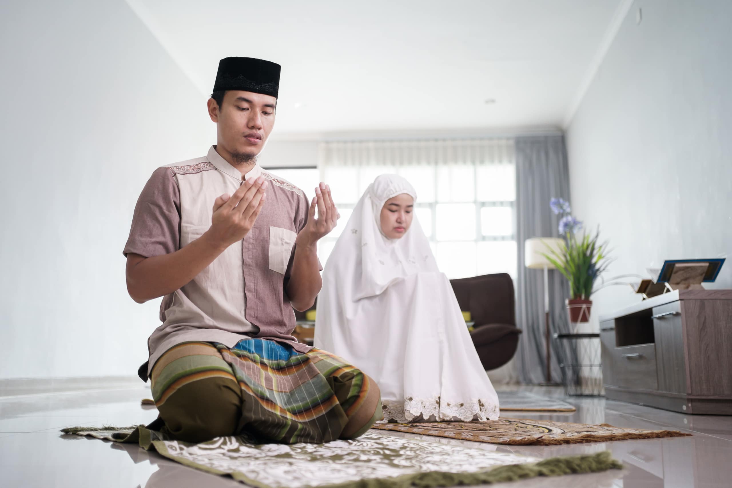 Asian,Muslim,Husband,And,Wife,Praying,Jamaah,Together,At,Home