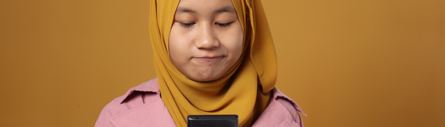 Portrait,Of,Young,Asian,Muslim,Teenage,Girl,With,Smart,Phone,