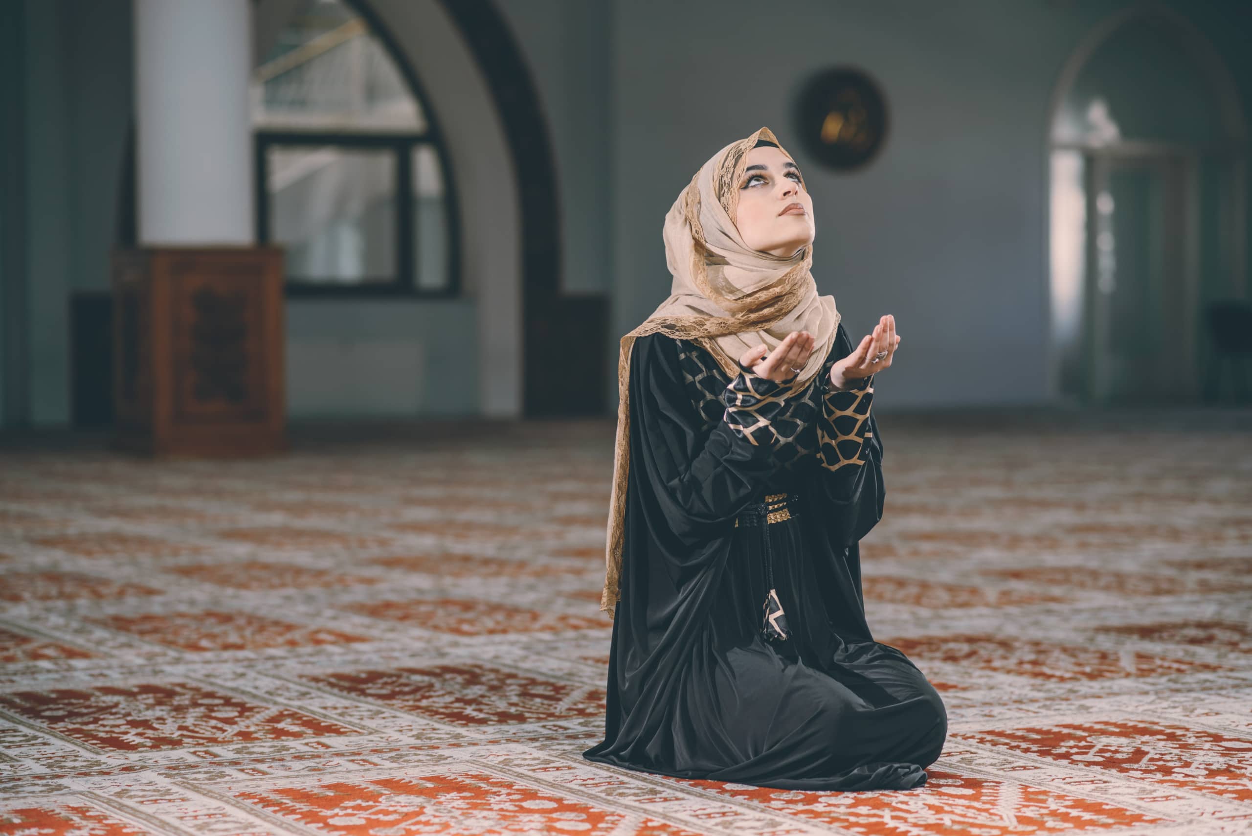 Humble,Muslim,Woman,Holding,Hands,Up,And,Praying,In,Peace
