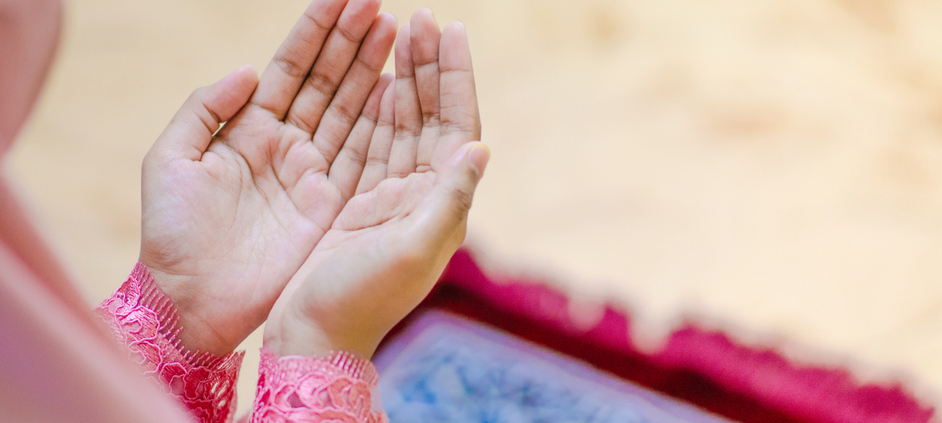 muslim woman praying hands